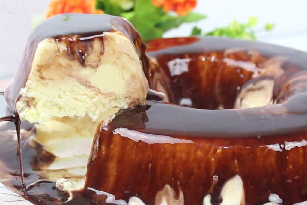 Pudim Sorvete com Calda de Chocolate