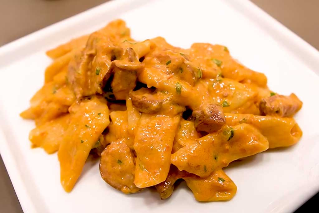 Macarrão Cremoso com Linguiça Calabresa