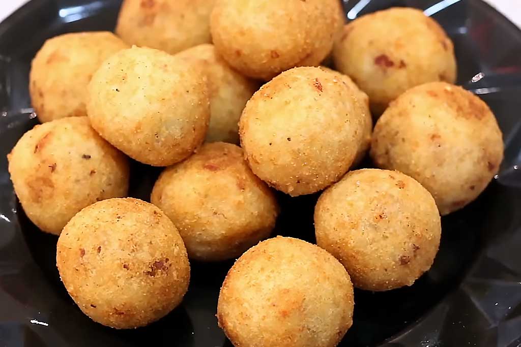 Bolinha de Batata Recheada com Queijo
