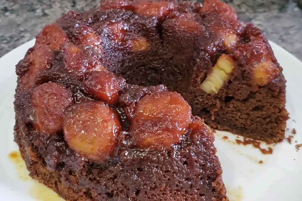 Bolo de Chocolate com Banana Caramelada