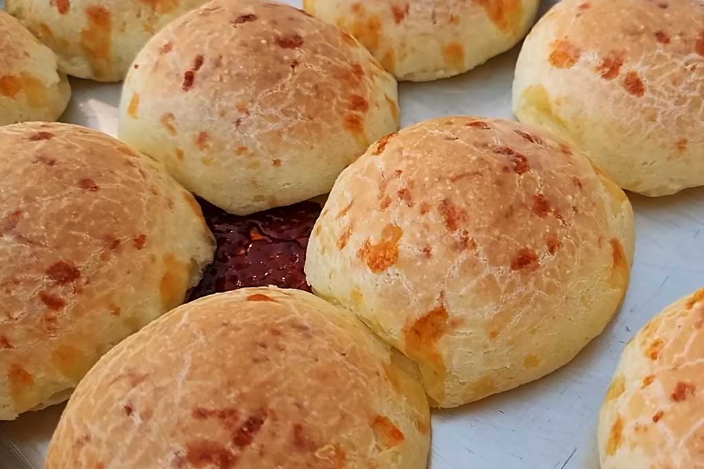 Pão de Queijo Recheado com Goiabada