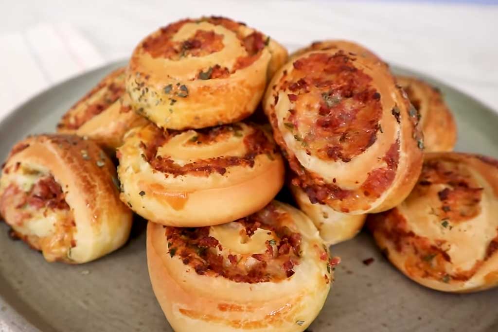 Pãozinho de Calabresa Recheado com Queijo