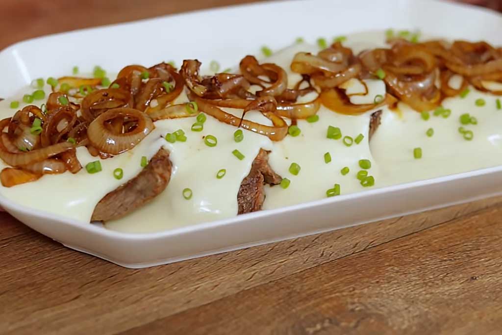 Bife ao Creme de Batatas e Cebolas