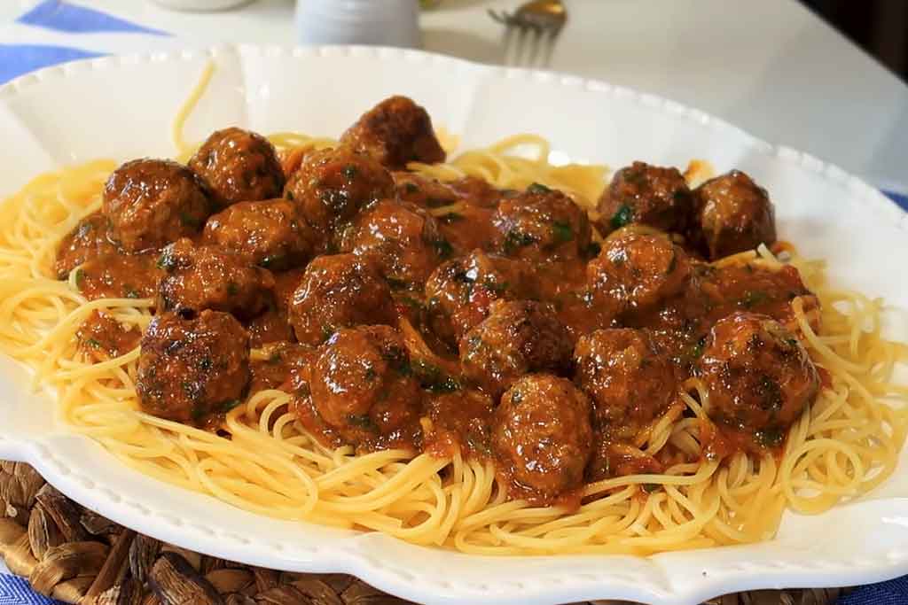 Macarrão com Almôndegas