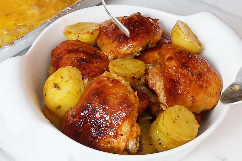 Frango Assado com Batatas Suculento