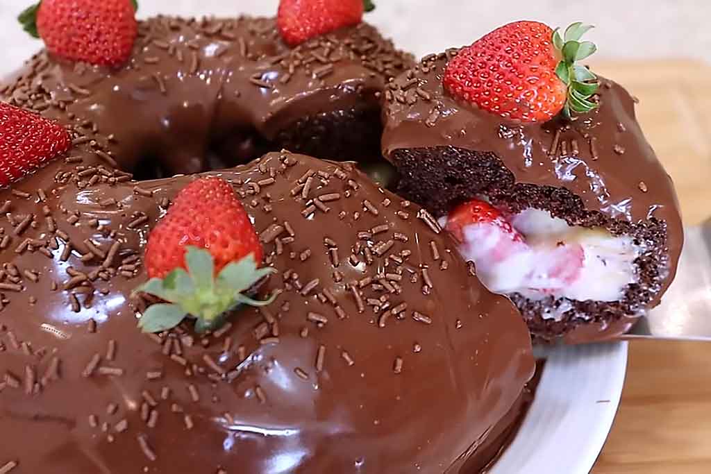Bolo Surpresa de Chocolate com Morango