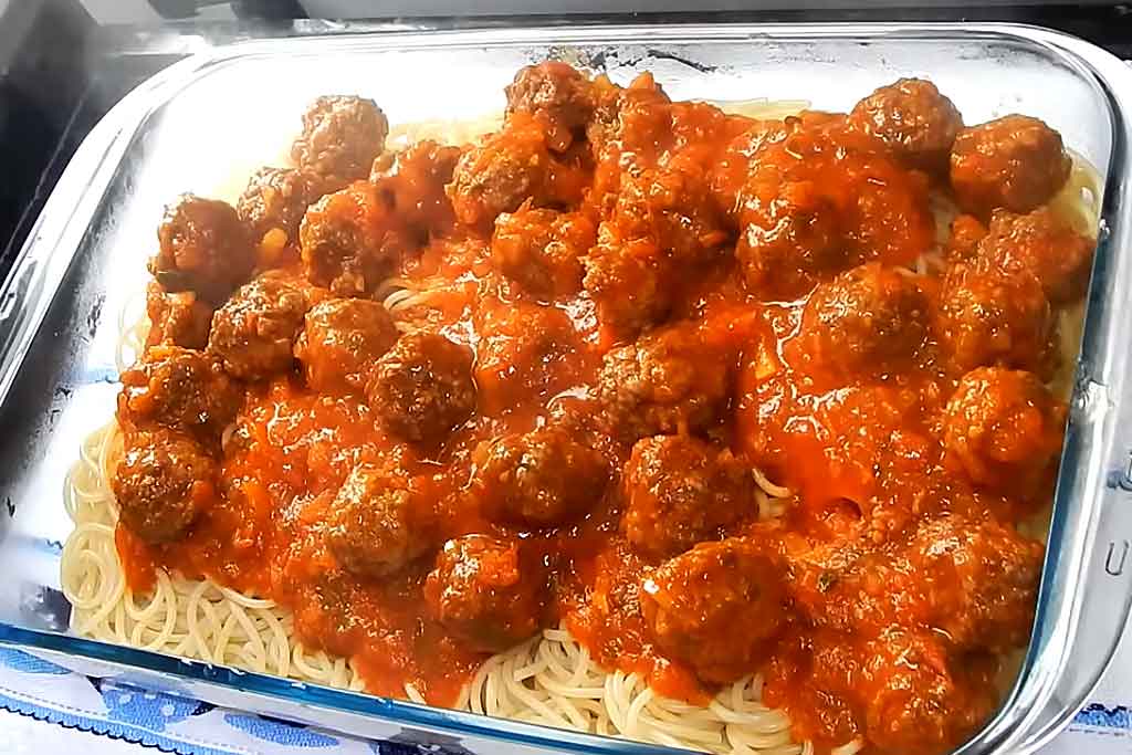 Deliciosas Almôndegas com Macarrão