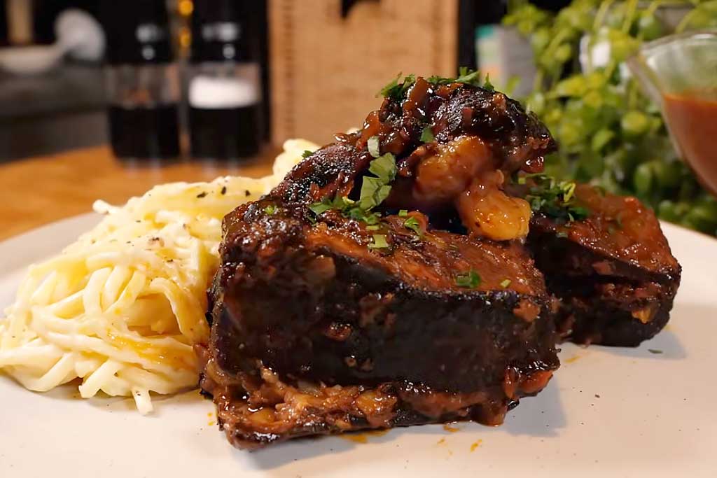 Costela Braseada com Molho de Vinho