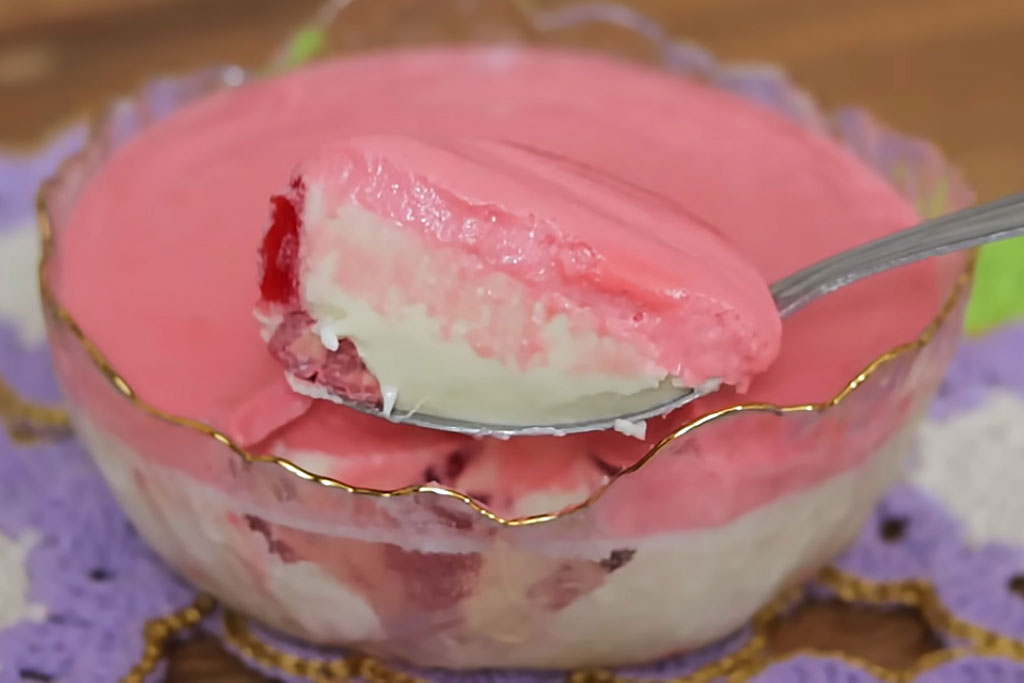 Gelatina de Morango com Ninho e Danoninho