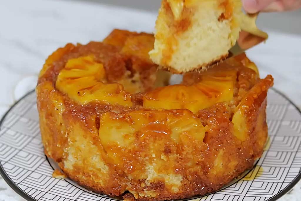 Bolo Caramelizado com Abacaxi