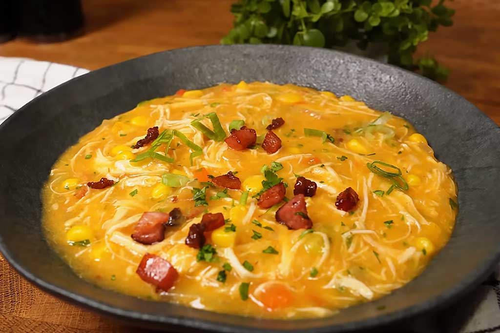 Caldo de Mandioca com Frango e Bacon