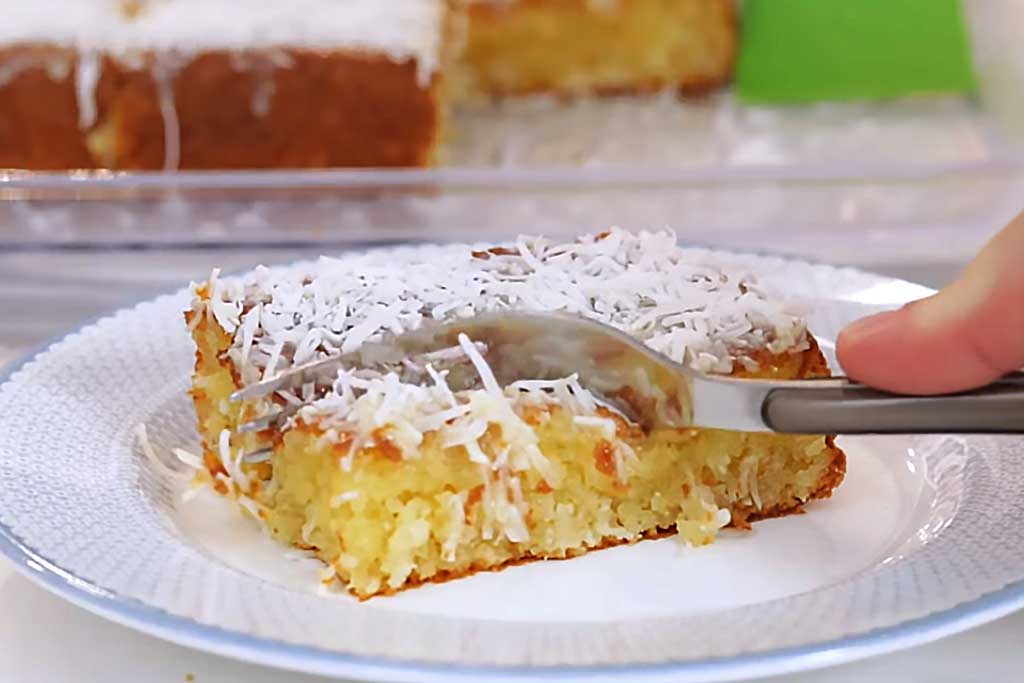 Bolo de Tapioca Cremoso com Coco