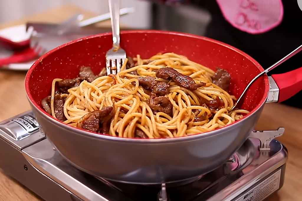 Macarrão com Bife Acebolado