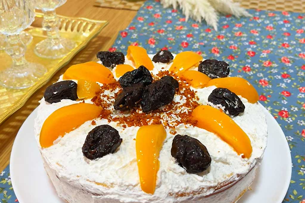Bolo Simples e Delicioso com Recheio de Pêssego