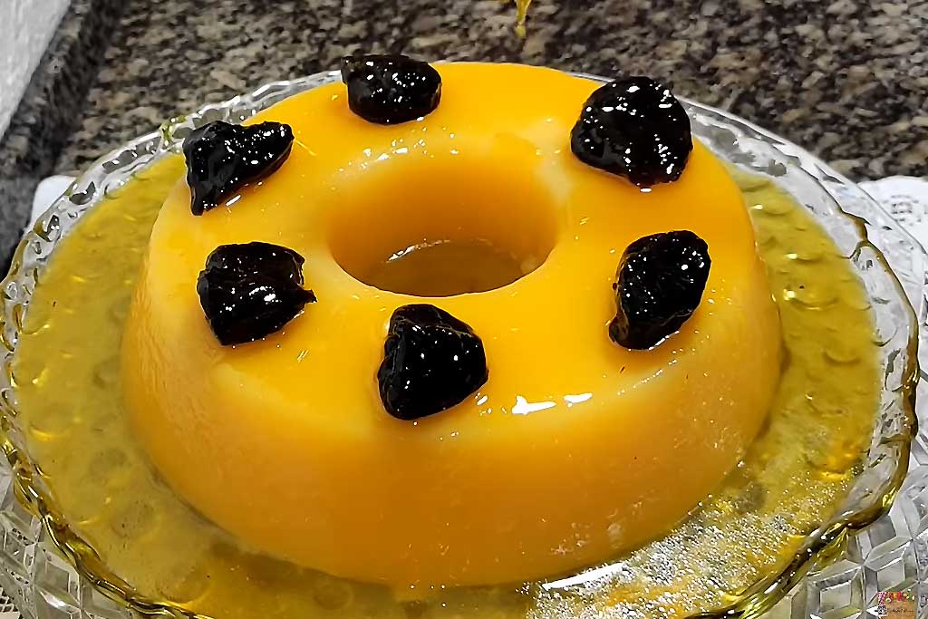 Manjar de Laranja com Calda de Ameixas
