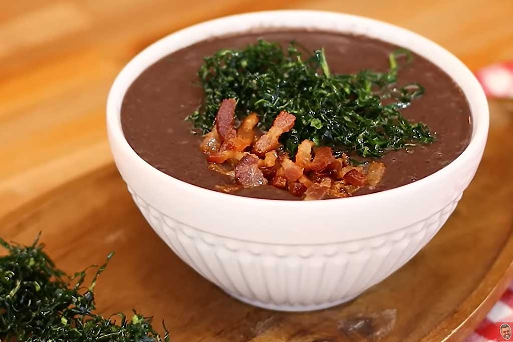 Caldinho de Feijão com Bacon e Couve