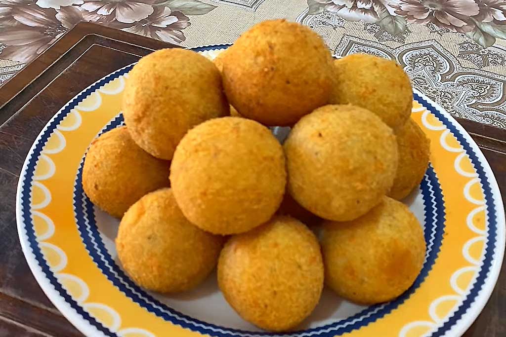 Bolinho de Batata Recheado com Mussarela