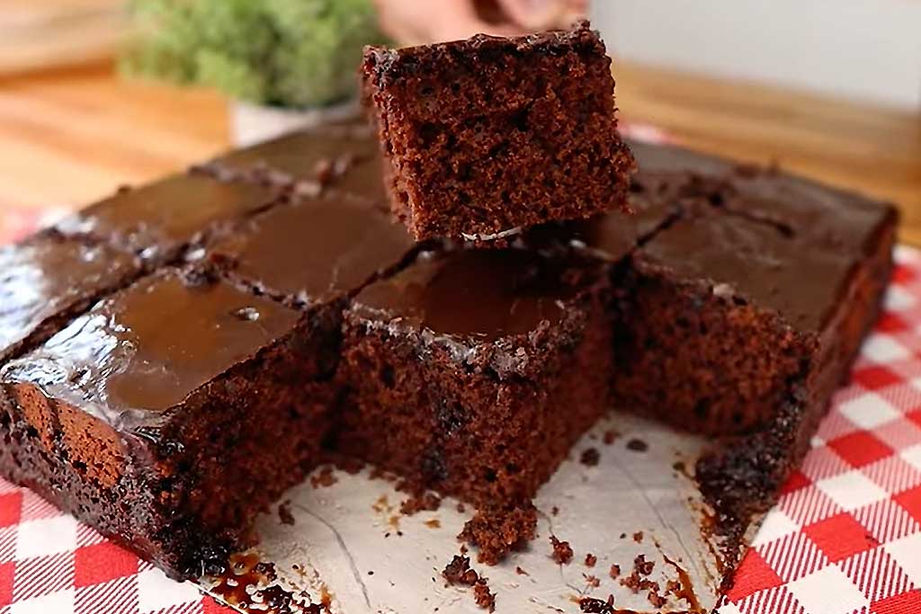 Bolo de Chocolate Fácil com Casquinha