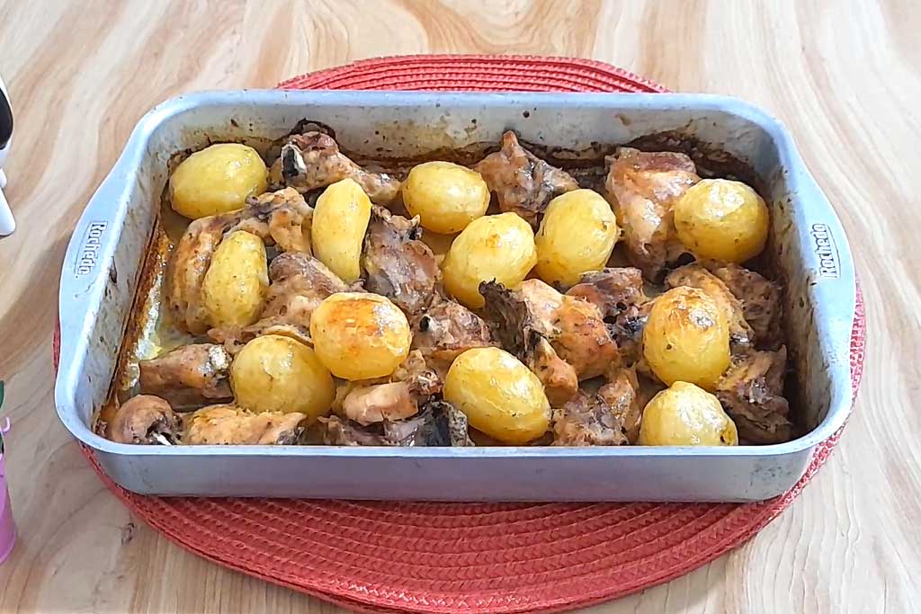 Frango à Passarinho Assado com Batatas