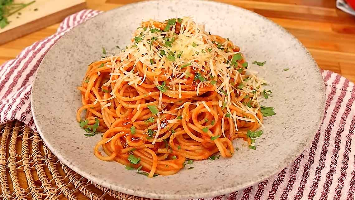 Macarrão com Molho de Tomate Caseiro