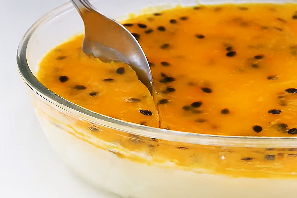 Mousse de Maracujá com Calda Especial