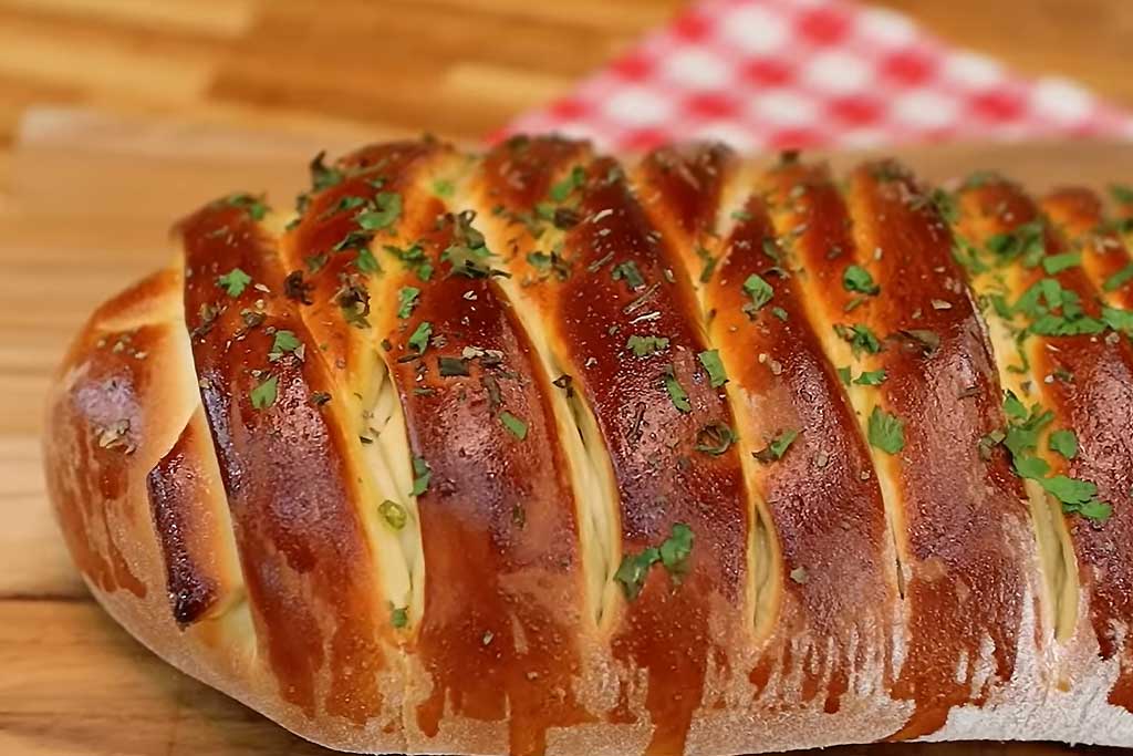 Pão Recheado com Frango Cremoso