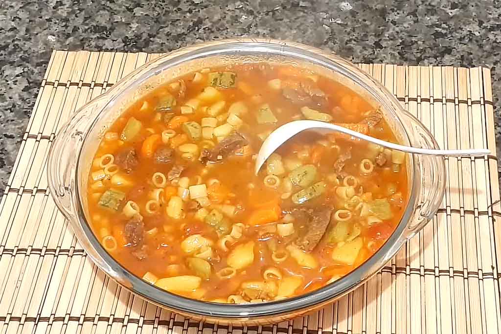 Sopa de Carne com Legumes e Macarrão