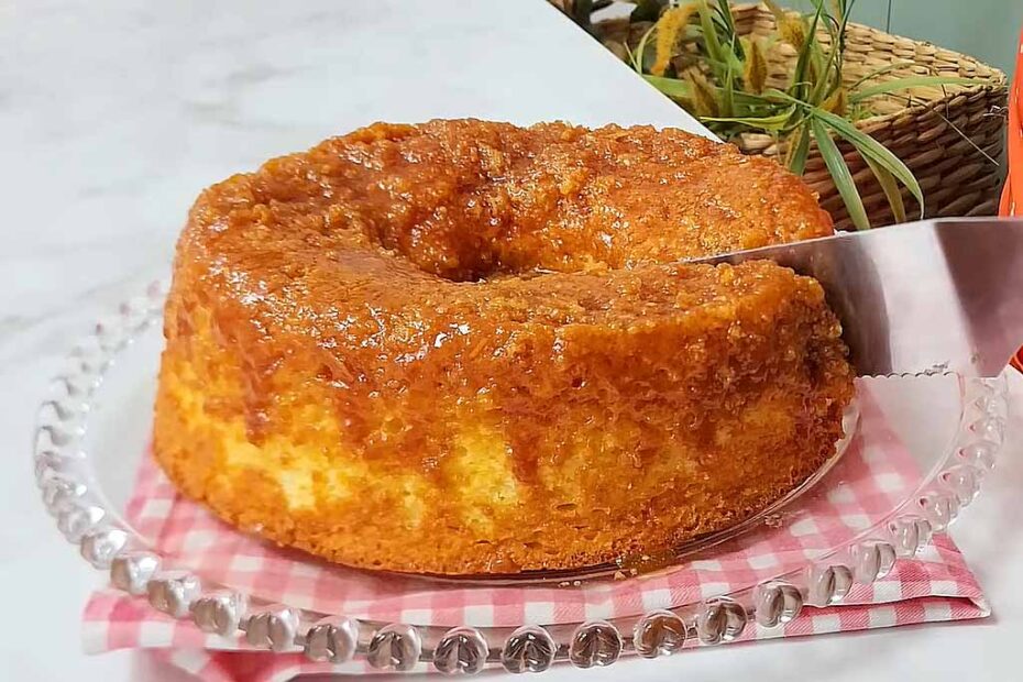 Bolo de Caçarola com Calda de Caramelo