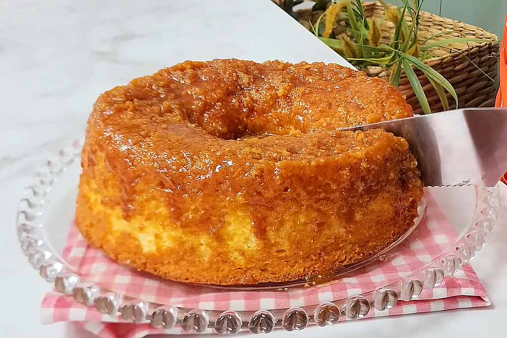 Bolo de Caçarola com Calda de Caramelo