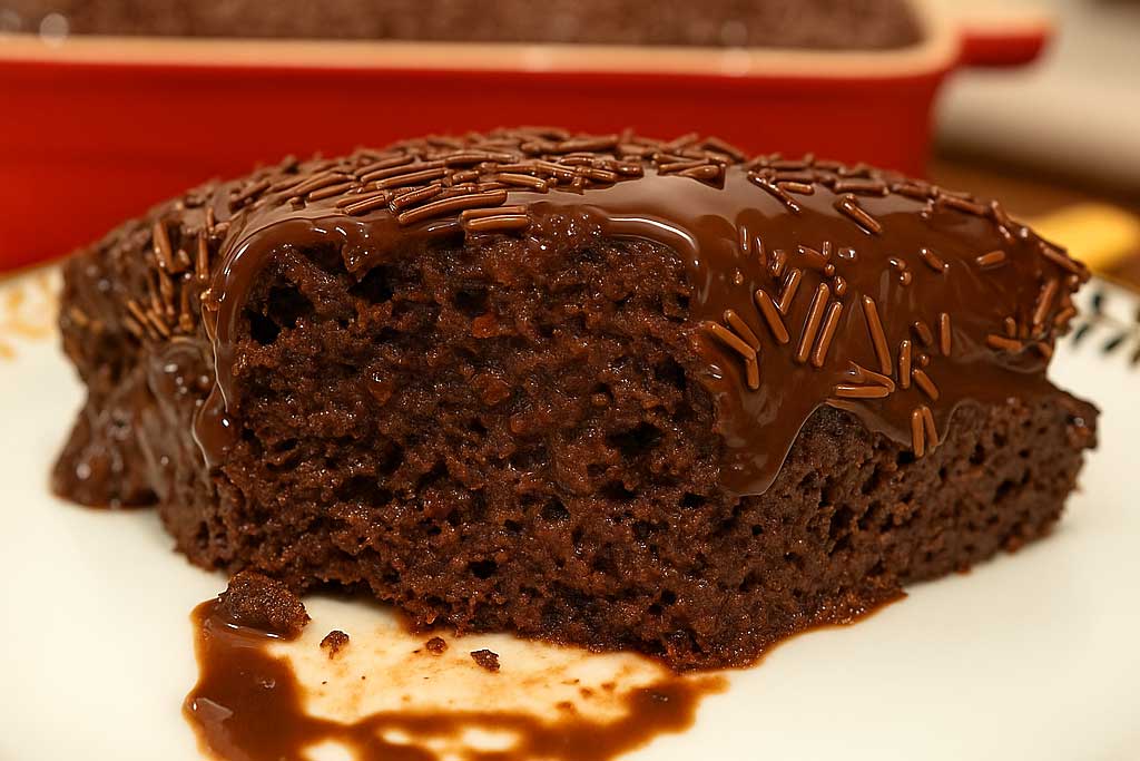 Bolo de Brigadeiro Molhadinho com Creme