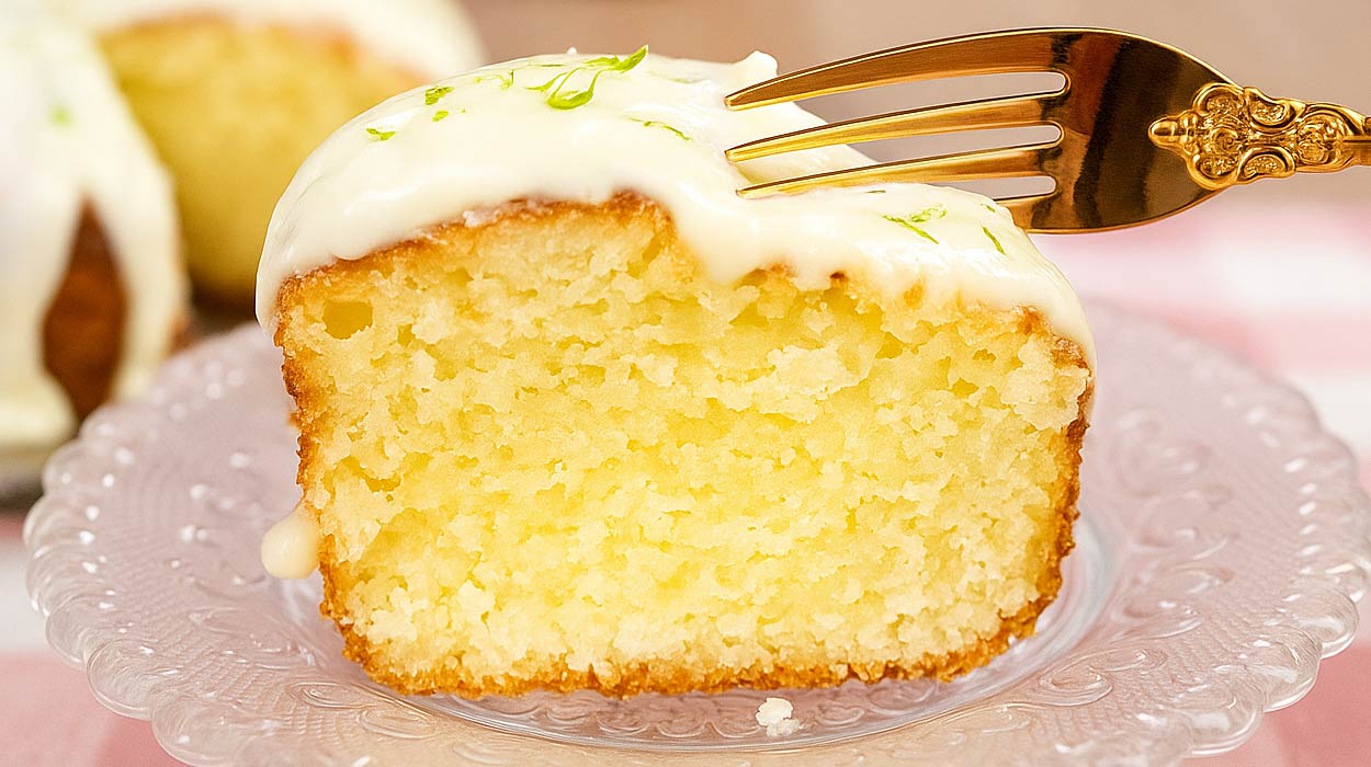 Bolo de Limão Fofinho com Cobertura