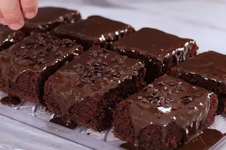 Bolo de Chocolate Fofinho com Cobertura