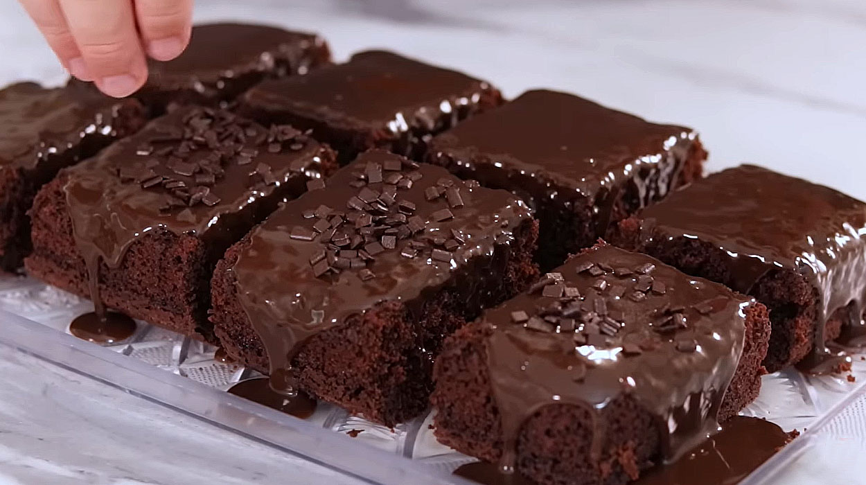 Bolo de Chocolate Fofinho com Cobertura