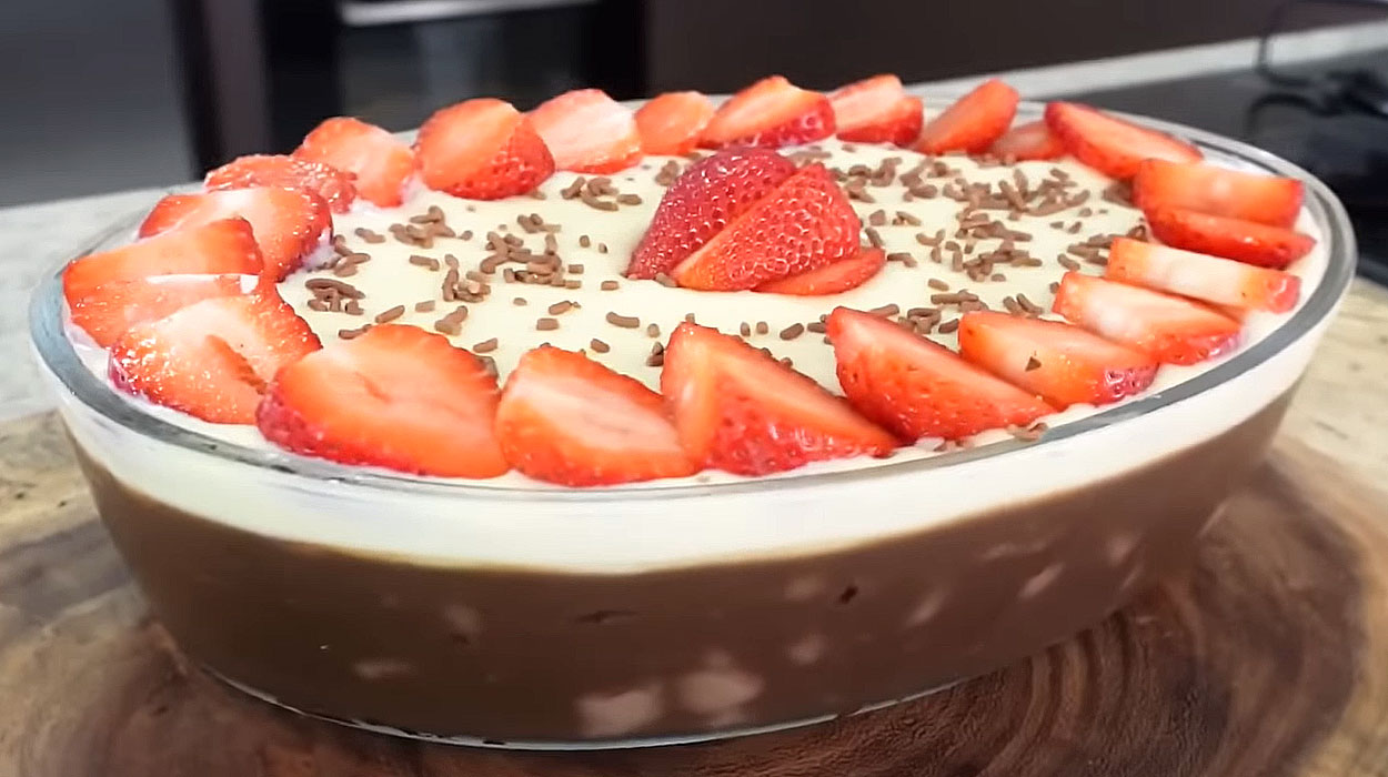 Bombom de Brigadeiro com Morango na Travessa
