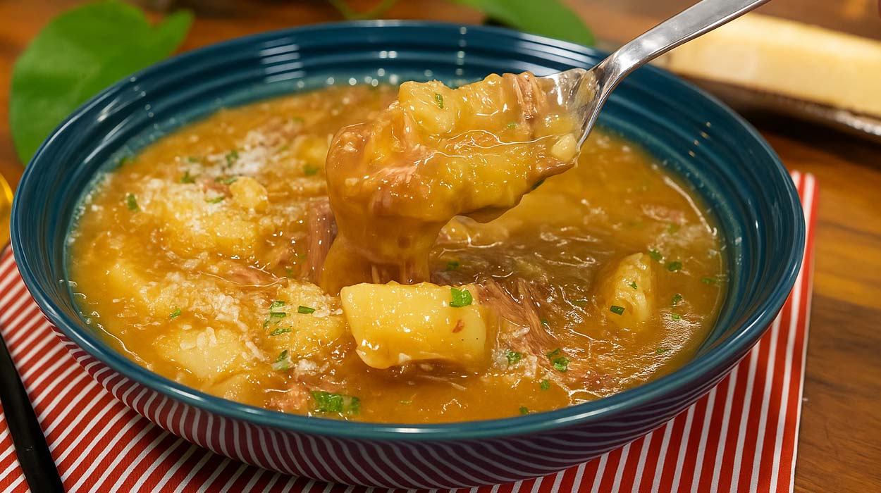 Sopa de Mandioca com Carne Desfiada