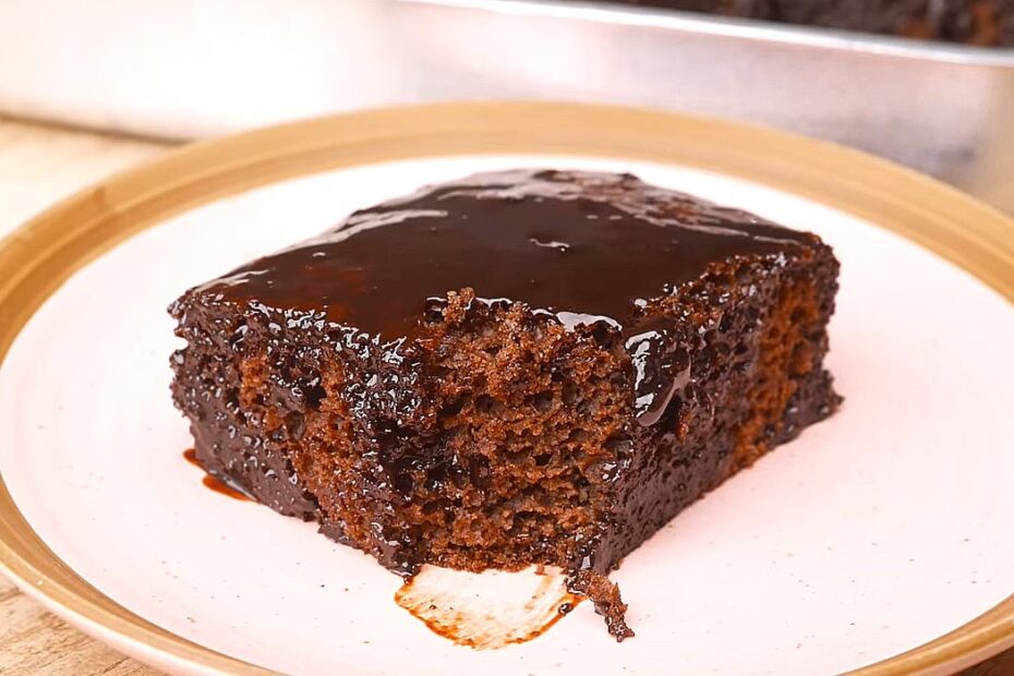 Melhor Bolo de Chocolate com Cobertura